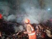 Ver: Incendio masivo en el Thane’s Blue Roof Club durante la recepción de la boda