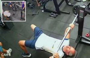 Hombre deja caer barra en el pecho en gimnasio y muere: video