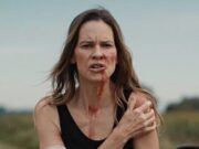 Hilary Swank se disculpa después de criticar a su madre en un viaje para pedir un deseo con niños con enfermedades terminales