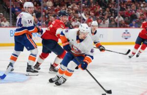 Patrick Roy defiende a Max Shabanov mientras los Islanders pierden
