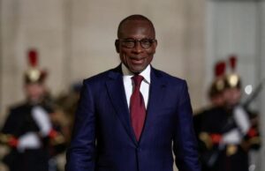 Los soldados de Benin anuncian por televisión que arrebataron el poder al presidente Patrice Talon en un aparente golpe de estado.