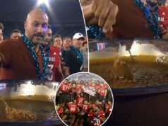 Louisville celebra la victoria en el Boca Raton Bowl comiendo frijoles horneados del trofeo