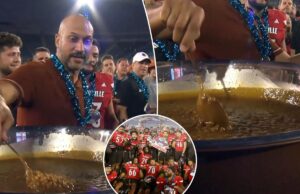 Louisville celebra la victoria en el Boca Raton Bowl comiendo frijoles horneados del trofeo