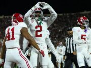Alabama se recupera del déficit para empatar a Oklahoma en el entretiempo con pick-six