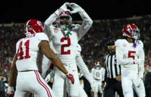 Alabama se recupera del déficit para empatar a Oklahoma en el entretiempo con pick-six