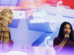 La megaestrella del rap Nicki Minaj sube al escenario en el AmericaFest de Turning Point USA