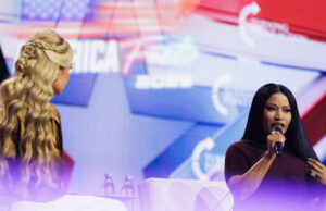 La megaestrella del rap Nicki Minaj sube al escenario en el AmericaFest de Turning Point USA