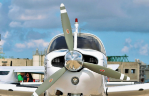 Avión se estrella encima de un automóvil cuando aterriza en una autopista de Florida, solo lesiones menores