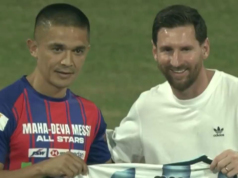 Messi y Chhetri comparten un cálido abrazo durante el evento principal en el estadio Wankhede