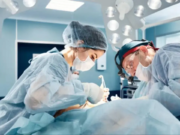 Médicos de Calcuta reimplantan con éxito el pulgar amputado de un hombre de 32 años después de la cirugía