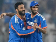 El recorrido de cuatro terrenos de Varun Chakaravarthy ayuda a India a ganar por 30 carreras