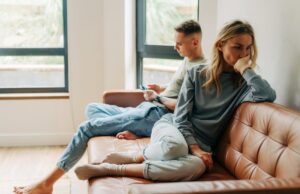 Querida Abby: Mi esposo me cobra $300 por cuidar a nuestros hijos.