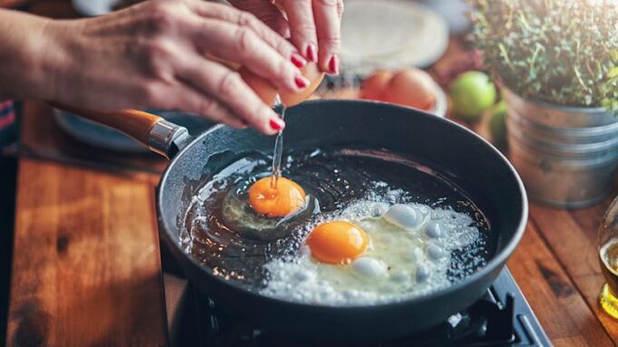 Comer de tres a siete huevos por semana puede reducir el deterioro cognitivo, encuentra un nuevo estudio