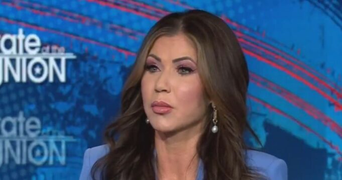 Kristi Noem advierte a los espectadores de CNN que no confíen en el gobierno en un clip resurgido