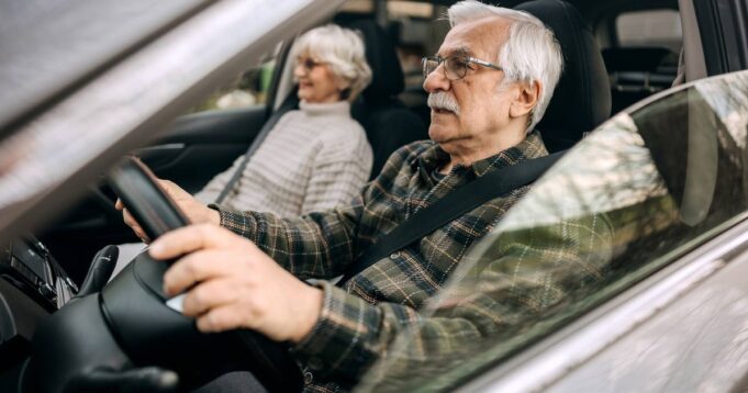 Detecte estos hábitos de conducción que podrían darle una advertencia temprana de demencia