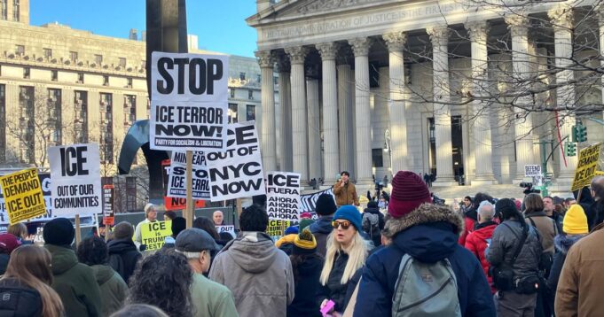 Estados Unidos “no puede sobrevivir” a la avalancha de arrestos de ICE, dice un manifestante en Nueva York en una gran manifestación