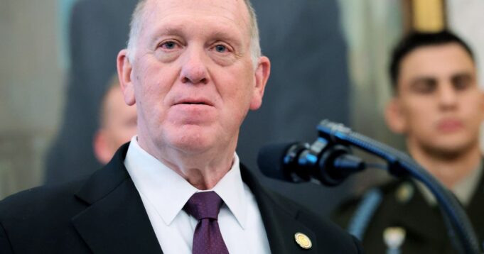 El zar fronterizo Tom Homan es criticado por decir “más” tiroteos de ICE si el agente tildado de “asesino”
