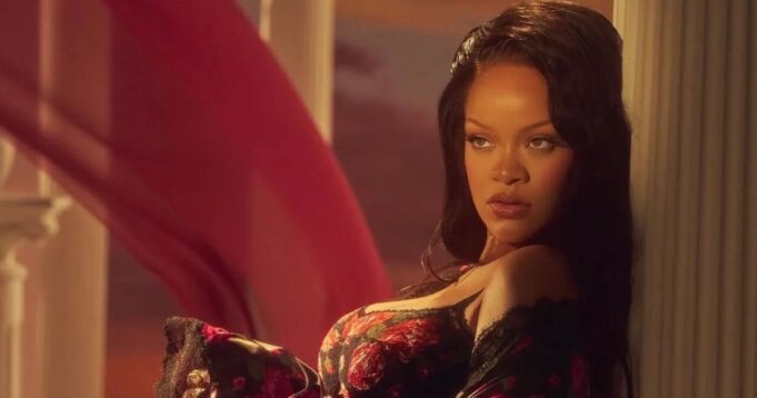 Rihanna deja poco a la imaginación en lencería mientras promociona Savage Fenty