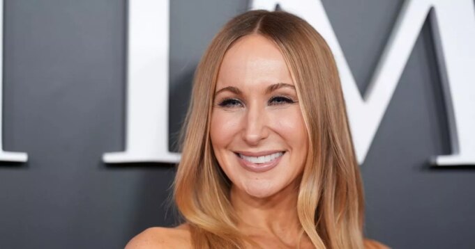 Nikki Glaser dice que hay un actor sobre el que no puede bromear en los Globos de Oro de este año