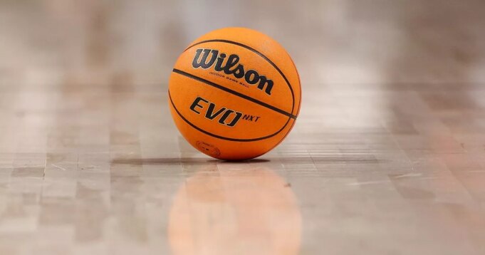 Entrenador de baloncesto y dos jugadores, incluida su hija, heridos en un accidente mortal