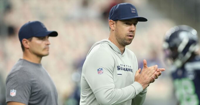Se busca entrenador de la NFL que está a punto de iniciar una guerra de ofertas a tres bandas