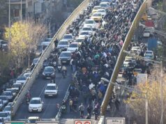 Fuerzas iraníes disparan contra manifestantes que atacan edificio gubernamental