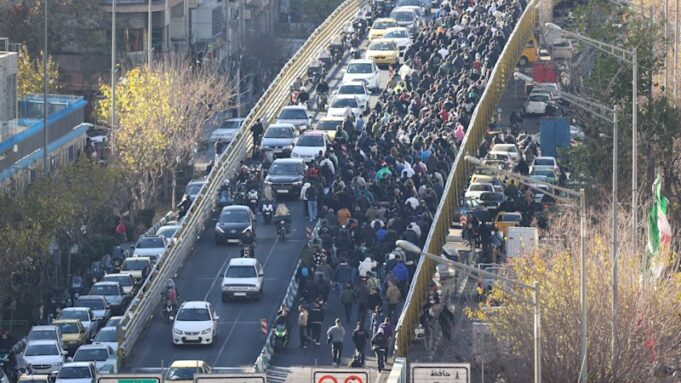 Fuerzas iraníes disparan contra manifestantes que atacan edificio gubernamental