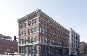 Una organización sin fines de lucro tiene 11 meses para comprar el hotel LoDo abandonado