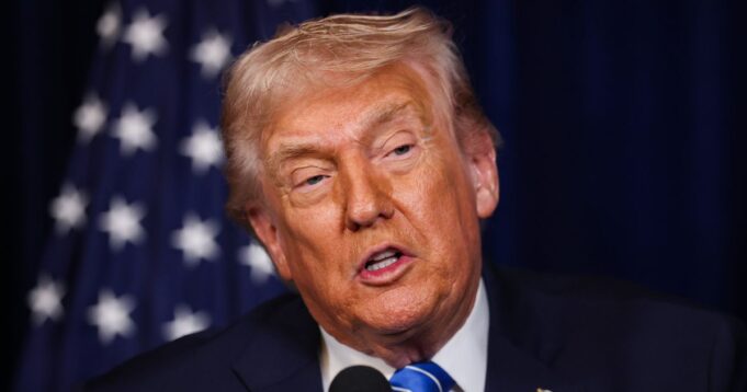 Donald Trump se detiene en un centro comercial de Florida para comprar un elemento clave para el nuevo salón de baile de la Casa Blanca