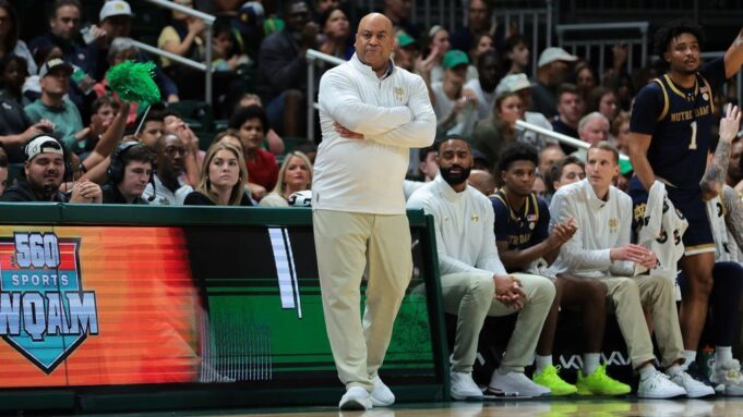 ACC reprende públicamente al entrenador de Notre Dame, Micah Shrewsberry