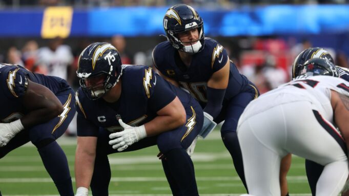 Justin Herbert de los Chargers recibe jugadas y dice que el descanso ayudó
