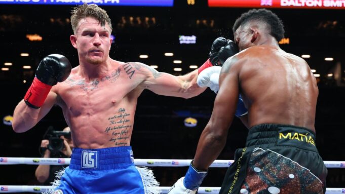 Dalton Smith sorprende a Subriel Matías con KO en el quinto asalto para ganar el título