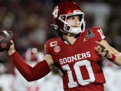 Oklahoma QB Mateer y LB Lewis regresarán para la última temporada