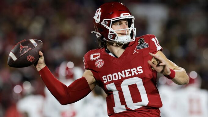 Oklahoma QB Mateer y LB Lewis regresarán para la última temporada