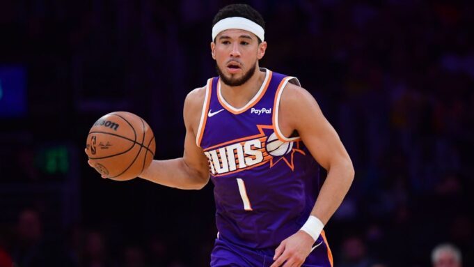 Booker de los Suns no jugará ante los Pistons por hinchazón en el tobillo