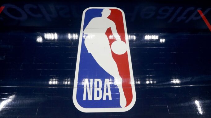 La NBA reanudará el uso de auriculares por parte de los árbitros a partir del martes