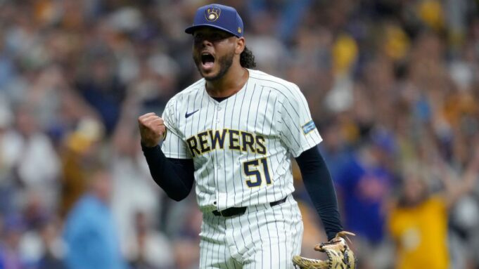 Los Mets consiguen a Freddy Peralta en un intercambio multijugador con los Cerveceros