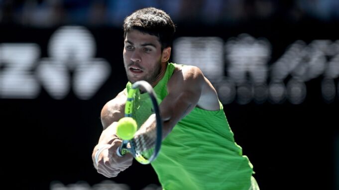 Alcaraz se mantiene fuerte y supera a Moutet en el Abierto de Australia