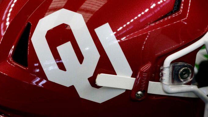 Oklahoma contrata a Roger Denny para reemplazar al veterano AD Castiglione