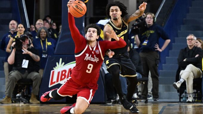 La racha de 24 victorias consecutivas de Nebraska termina con la derrota en Michigan