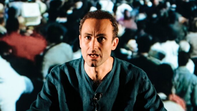 El artista principal del Festival de Sydney defiende un espectáculo que hace referencia al “genocidio”