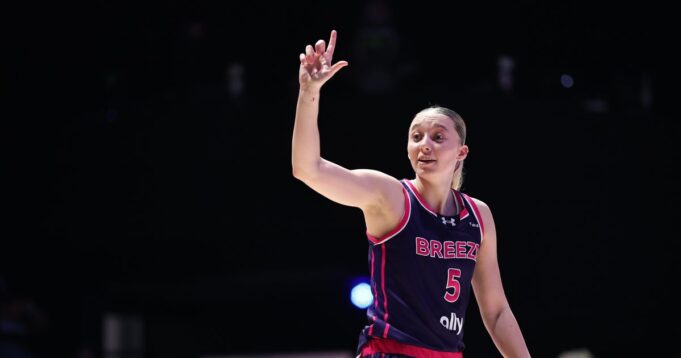 Paige Bueckers se separa de Caitlin Clark tras debutar en Unrivaled