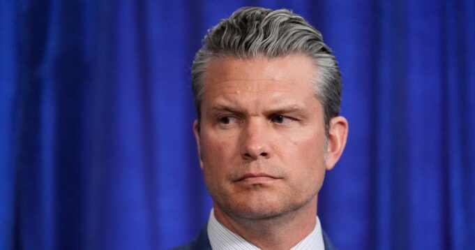 La carrera de servicio de Mark Kelly comparada con la de Pete Hegseth mientras el Secretario de Defensa amenaza la pensión de jubilación