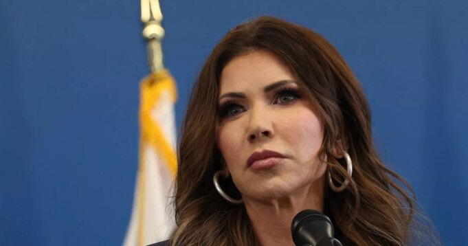 Noem anuncia cientos de agentes más de ICE desplegados en Minnesota después de la muerte a tiros de Renee Good
