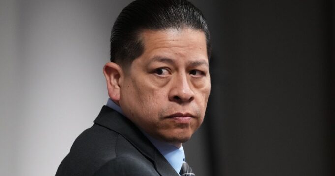 Oficial de Uvalde criticado por fiscal por no hacer “nada hasta que fue demasiado tarde”