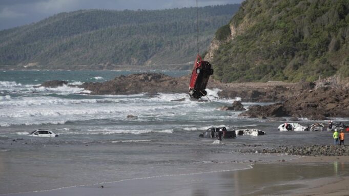 Helicóptero recupera coches arrastrados al mar