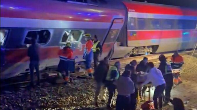 Colisión de trenes de alta velocidad en el sur de España deja al menos 20 muertos