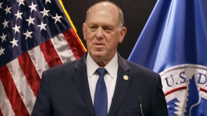 El zar fronterizo de Trump promete reducir los agentes de inmigración en Minneapolis