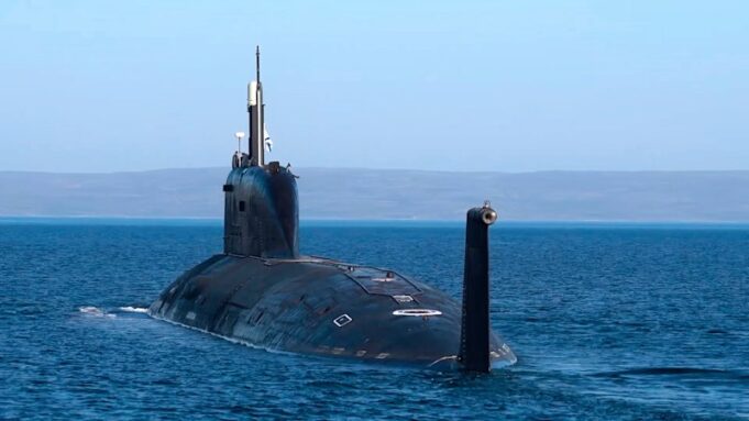 Rusia envía un submarino para escoltar a un petrolero sancionado frente a las costas de Irlanda