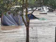 Escenas increíbles cuando los autos fueron arrastrados al mar después de una inundación repentina